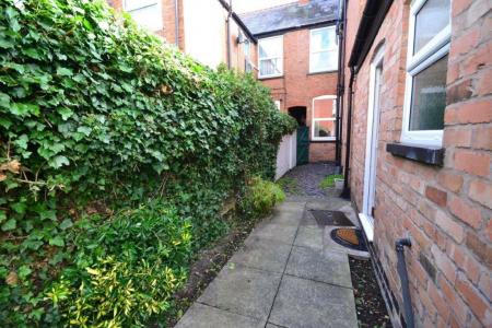 5 bedroom Property to let in Landseer Road, Leicester