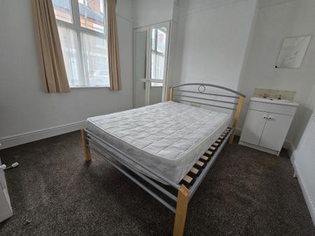 4 bedroom Property to let in Mundella Street, Leicester
