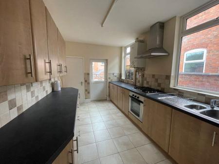 4 bedroom Property to let in Thurlow Road, Leicester