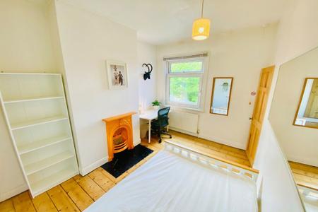 4 bedroom Property to let in Montague Road, Leicester