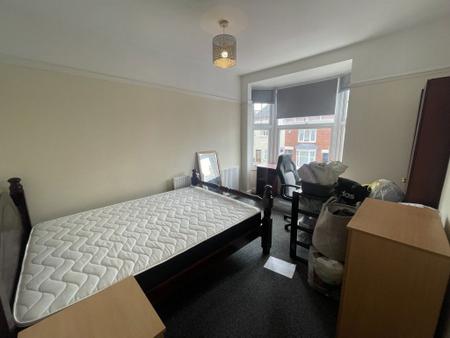 4 bedroom Property to let in Lorne Road, Leicester
