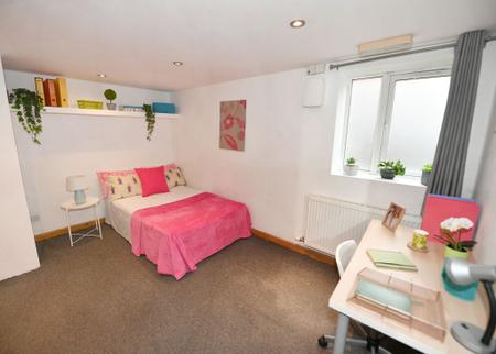 8 bedroom Terraced House to let in Davenport Avenue, Withington, Manchester, M20