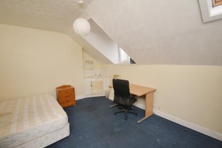 5 bedroom Detached house to let in Landcross Road, Fallowfield, Manchester, M14