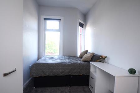 4 bedroom End of terrace house to let in Moseley Road, Fallowfield, Manchester, M14