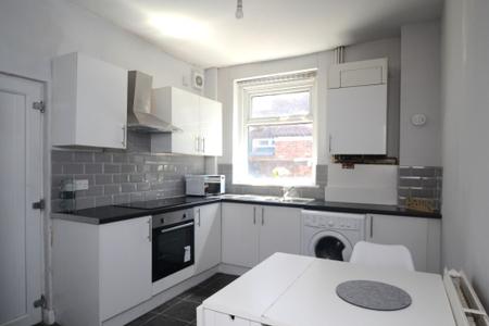 4 bedroom End of terrace house to let in Moseley Road, Fallowfield, Manchester, M14