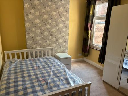 6 bedroom Semi-detached house to let in Osborne Road, Salford, M6