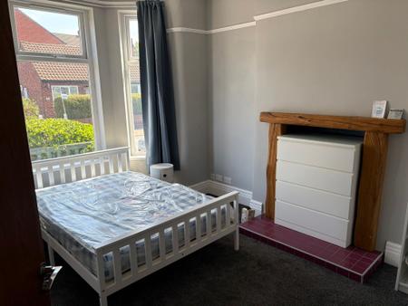 6 bedroom Semi-detached house to let in Osborne Road, Salford, M6