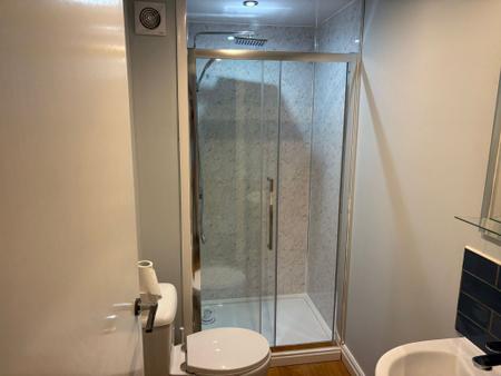 6 bedroom Semi-detached house to let in Osborne Road, Salford, M6