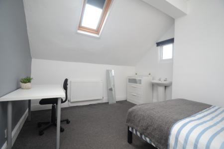7 bedroom Semi-detached house to let in Argyle Avenue, Victoria Park, Manchester, M14
