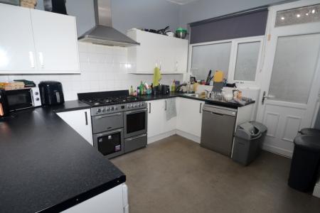 7 bedroom Semi-detached house to let in Argyle Avenue, Victoria Park, Manchester, M14