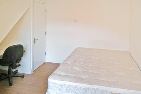 7 bedroom End of terrace house to let in Whitby Avenue, Fallowfield, Manchester, M14