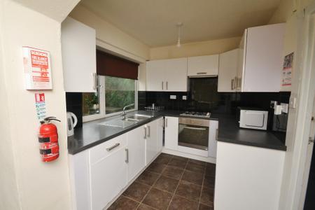 5 bedroom Semi-detached house to let in Edgeworth Drive, Fallowfield, Manchester, M14