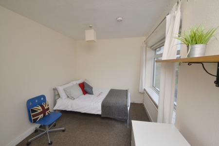 5 bedroom Semi-detached house to let in Edgeworth Drive, Fallowfield, Manchester, M14