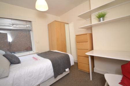 5 bedroom Semi-detached house to let in Edgeworth Drive, Fallowfield, Manchester, M14