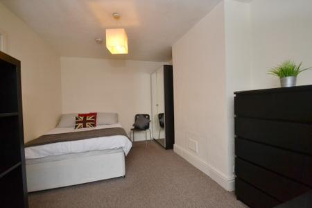 5 bedroom Semi-detached house to let in Edgeworth Drive, Fallowfield, Manchester, M14