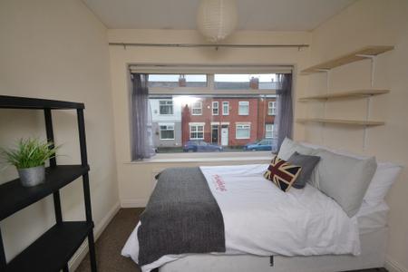 5 bedroom Semi-detached house to let in Edgeworth Drive, Fallowfield, Manchester, M14
