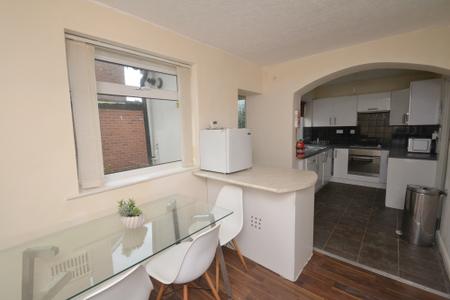 5 bedroom Semi-detached house to let in Edgeworth Drive, Fallowfield, Manchester, M14