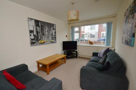 5 bedroom Semi-detached house to let in Edgeworth Drive, Fallowfield, Manchester, M14
