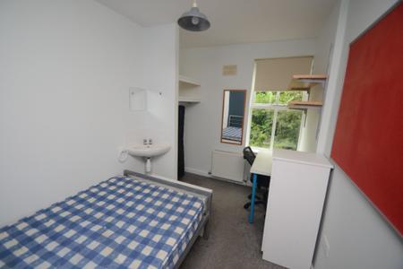 5 bedroom Flat to let in Clifton Avenue, Fallowfield, Manchester, M14
