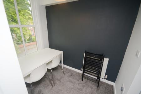 5 bedroom Flat to let in Clifton Avenue, Fallowfield, Manchester, M14