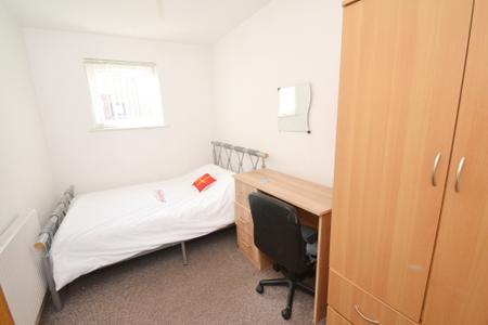 5 bedroom Town house to let in Plymouth View, Ardwick, Manchester, M13