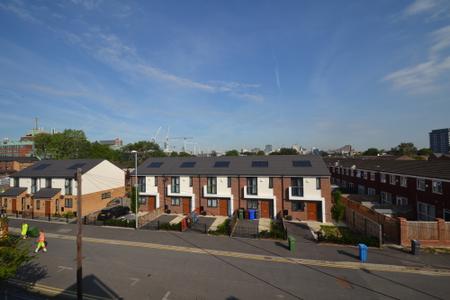 5 bedroom Town house to let in Plymouth View, Ardwick, Manchester, M13