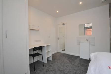 3 bedroom Terraced House to let in Thorn Grove, Fallowfield, Manchester, M14