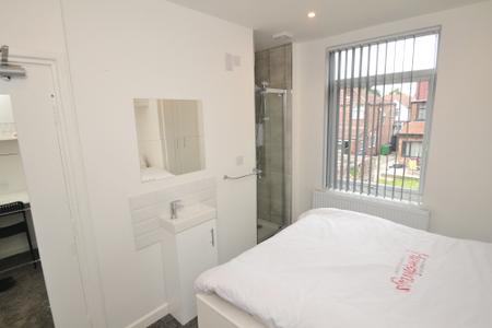 3 bedroom Terraced House to let in Thorn Grove, Fallowfield, Manchester, M14