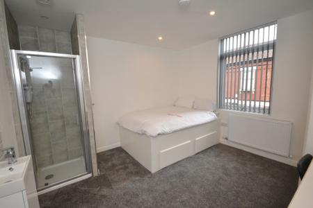 3 bedroom Terraced House to let in Thorn Grove, Fallowfield, Manchester, M14
