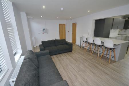 6 bedroom Flat to let in Standish Road, Fallowfield, Manchester, M14