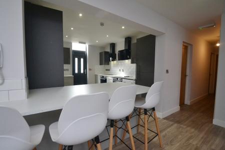 6 bedroom Flat to let in Standish Road, Fallowfield, Manchester, M14