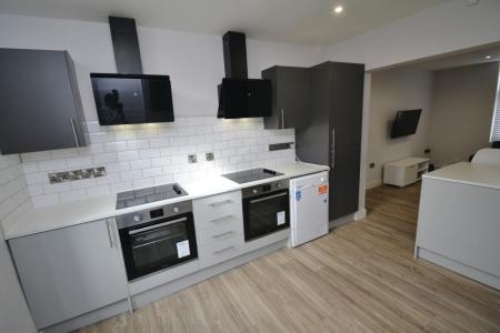6 bedroom Flat to let in Standish Road, Fallowfield, Manchester, M14
