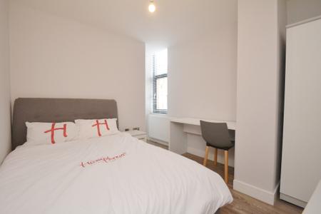 6 bedroom Flat to let in Standish Road, Fallowfield, Manchester, M14