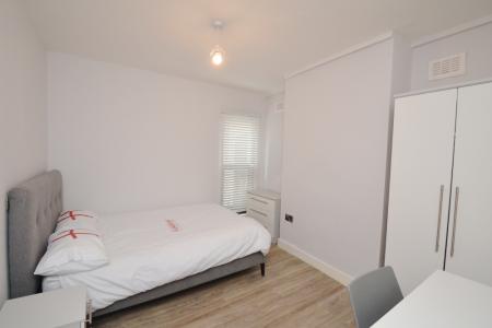 6 bedroom Flat to let in Standish Road, Fallowfield, Manchester, M14