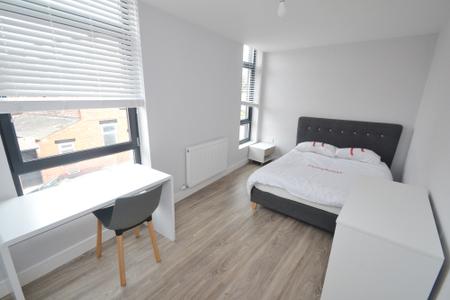 6 bedroom Flat to let in Standish Road, Fallowfield, Manchester, M14