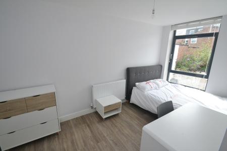 6 bedroom Flat to let in Standish Road, Fallowfield, Manchester, M14