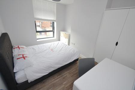 6 bedroom Flat to let in Standish Road, Fallowfield, Manchester, M14