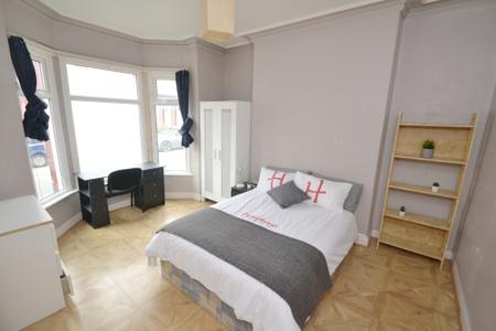 5 bedroom Detached house to let in Landcross Road, Fallowfield, Manchester, M14