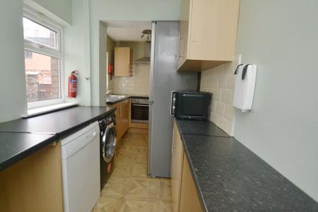 5 bedroom Detached house to let in Landcross Road, Fallowfield, Manchester, M14