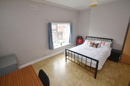 5 bedroom Detached house to let in Landcross Road, Fallowfield, Manchester, M14