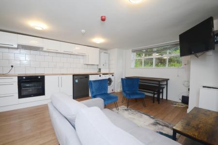 5 bedroom Flat to let in Clifton Avenue, Fallowfield, Manchester, M14