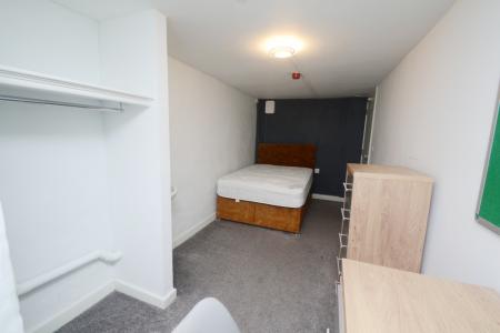 5 bedroom Flat to let in Clifton Avenue, Fallowfield, Manchester, M14