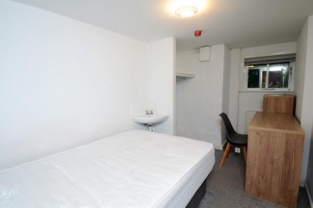 5 bedroom Flat to let in Clifton Avenue, Fallowfield, Manchester, M14