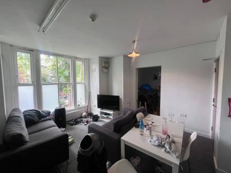 5 bedroom Flat to let in Clifton Avenue, Fallowfield, Manchester, M14