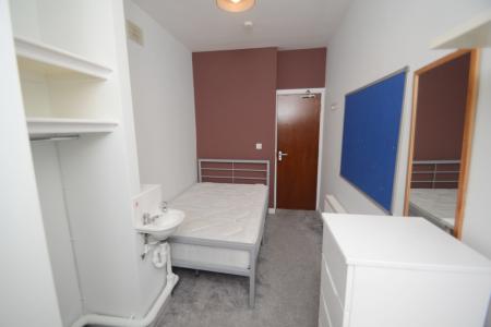 5 bedroom Flat to let in Clifton Avenue, Fallowfield, Manchester, M14