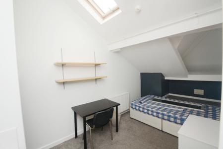 4 bedroom Flat to let in Clifton Avenue, Fallowfield, Manchester, M14