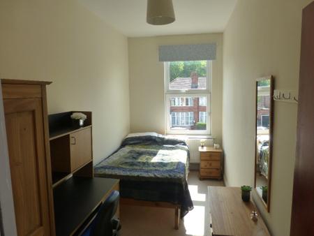 6 bedroom End of terrace house to let in Mauldeth Road, Fallowfield, Manchester, M14