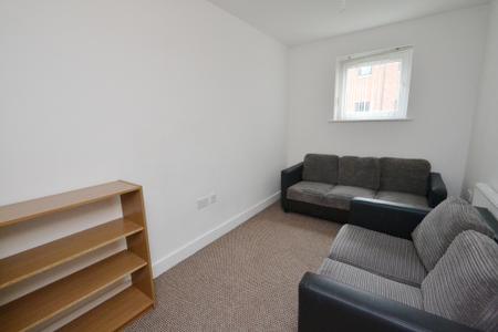 5 bedroom Town house to let in Plymouth View, Manchester, M13