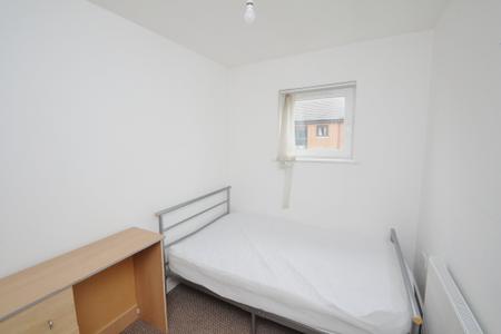 5 bedroom Town house to let in Plymouth View, Manchester, M13