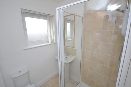 5 bedroom Town house to let in Plymouth View, Manchester, M13